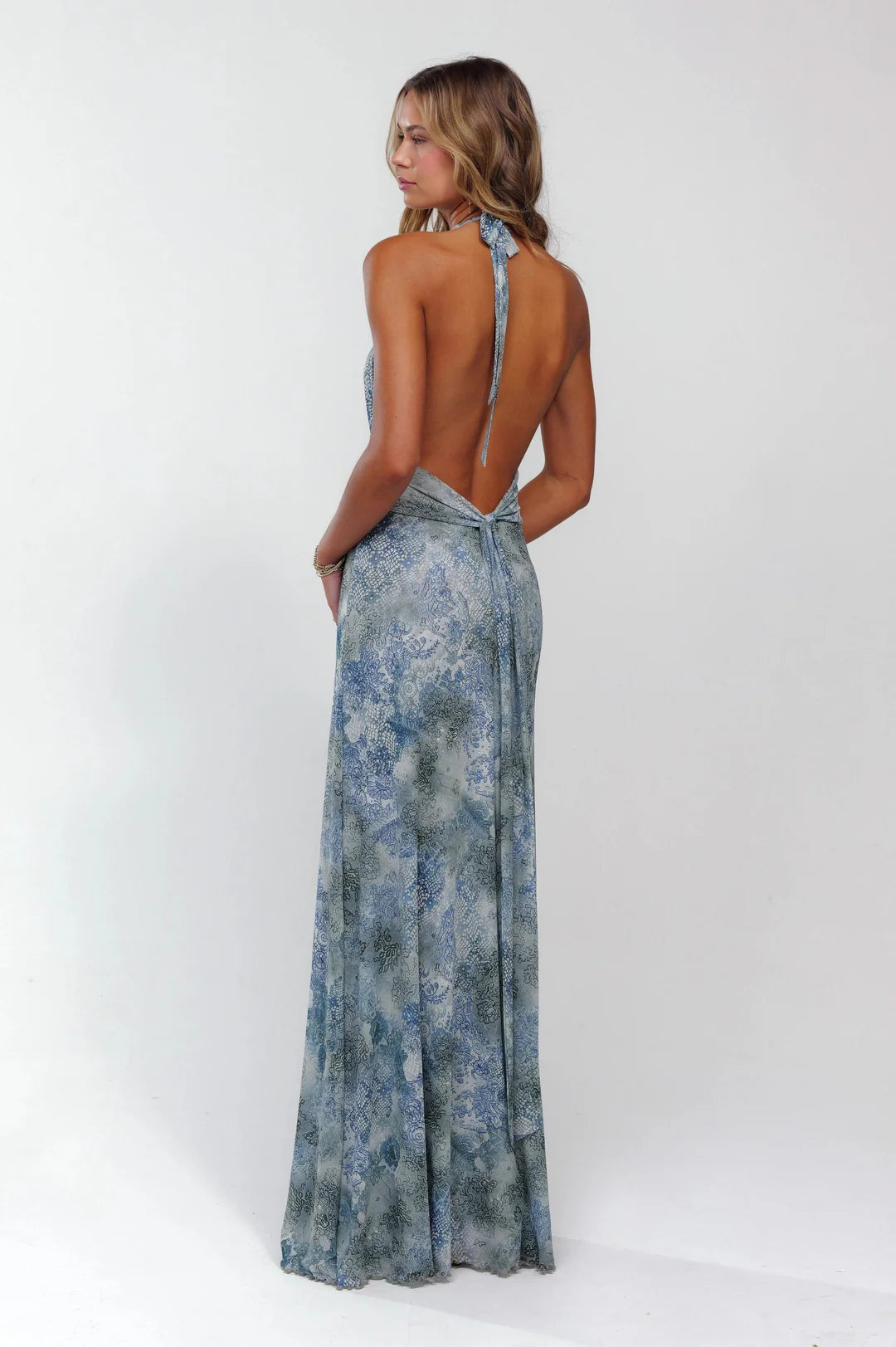 ROSALÍA | Vestido Largo Estampado Rosas con Escote V Halter